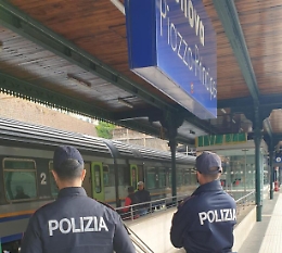 Turisti in treno rifiutano di alzarsi per far sedere disabili