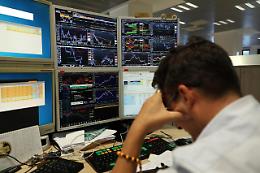 Borse asiatiche in forte ribasso per l'escalation in Medio Oriente: petrolio oltre 100 dollari, Hang Seng -3,2%