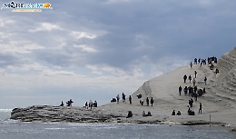 In barba al divieto Scala dei Turchi invasa dai turisti