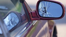 Tenta truffa dello specchietto, ma gli va male