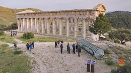 Segesta e l'installazione moderna che non piace a Sgarbi (e Musumeci la fa togliere)