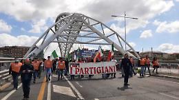 25 aprile: le due piazze di Roma, via striscioni anti-Usa