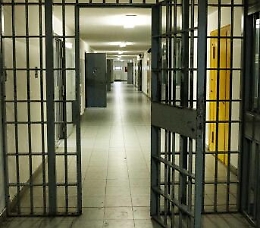 Colpì 19enne con spranga di ferro, aggressore lascia il carcere