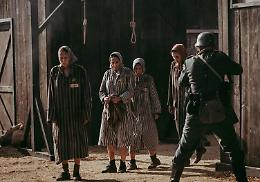 “Bocche inutili” film-evento sull’Olocausto, le donne nei lager e la femminilità negata