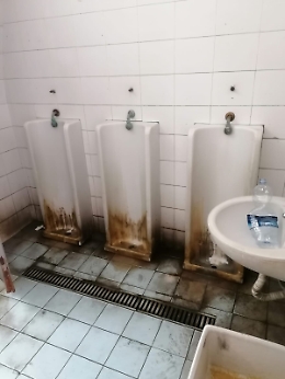 Catania: bagni pubblici da "voltastomaco"