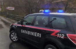 «Devi lasciare in pace mia figlia» e spara contro l'auto con a bordo il "corteggiatore"