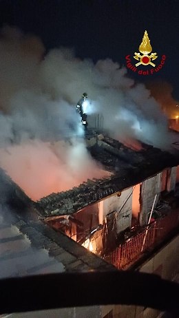 Fiamme divampano da una mansarda a Zafferana Etnea: paura ma nessun ferito