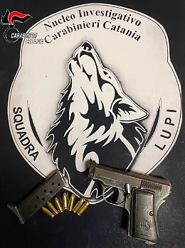 Parente di esponente clan Santapaola in villaggio turistico con il colpo in canna