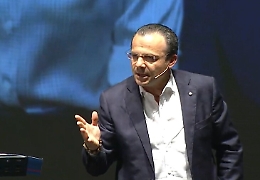 Ciondoli d'argento con il volto di Cateno De Luca per scalata alla Regione