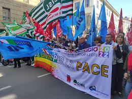 1 maggio: a Milano in migliaia per tutele e 'no' al riarmo