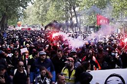 1 maggio: scontri tra agenti e gruppo manifestanti a Parigi