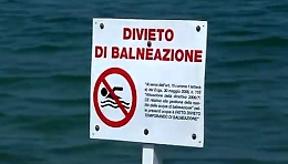 Il sindaco, Franco Micciche', firma i primi divieti di balneazione