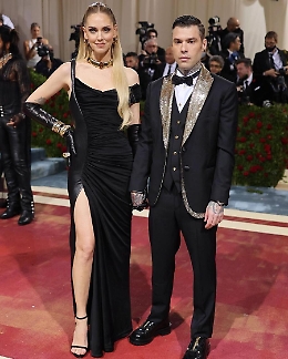 La coppia Ferragnez in doppio Versace conquista il gala del Met