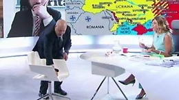 Friedman come Berlusconi: pulisce la sedia dove era seduto Giuseppe Conte