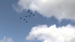 I caccia russi volano in formazione "Z" sui cieli di Mosca