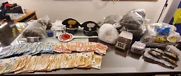 Sette chili di droga, soldi e collane d'oro in casa a Casteldaccia: tre arresti