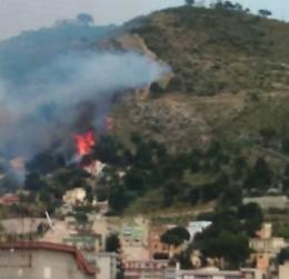 Lo scirocco alimenta l'incendio di Erice, case evacuate. Fiamme anche a Xitta