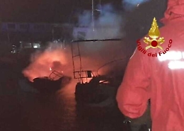 Tre barche in fiamme nel porto di Trapani: si indaga sulla causa