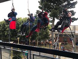 Capitan Marvel, Spiderman e Iroman arrivano dal tetto per i piccoli pazienti del Policlinico