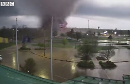 Il tornado filmato da pochi passi nel parcheggio