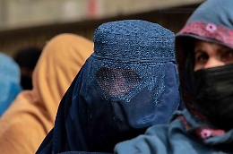 Il  burqa torna obbligatorio, punizioni e carcere per chi si ribella