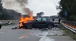 Porsche sbanda e va a fuoco, imprenditore alla guida: «Sono vivo per miracolo»