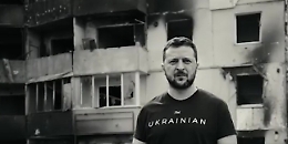 Accuse di nazismo tra Zelensky e Putin: il video in bianco e nero del presidente ucraino