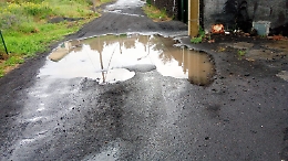 Mascalucia (Ct), via Pisano: asfalto dell'epoca della lottizzazione