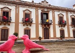 Le gigantesche sculture in plastica di Cracking Art animano Villa Malfitano e di Villa Trabia