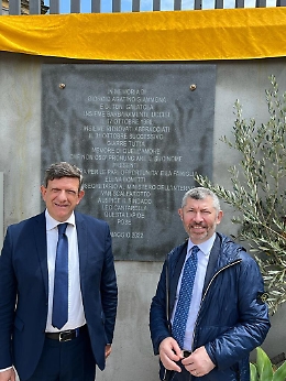 Coppia gay uccisa a Giarre, svelata lapide alla memoria di Giorgio e Toni