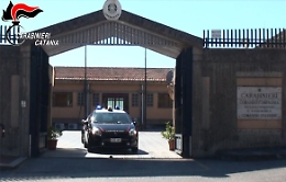 Catania, rubano la Panda a un muratore e chiedono 3 mila euro per la restituzione. Ma all'incontro trovano i carabinieri e li arrestano