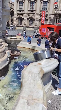 Catania, la fontana di Piazza Duomo come un lavatoio: e il video diventa virale sul web