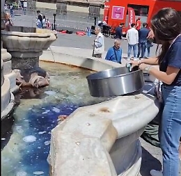 La Fontana di Piazza Duomo come un lavatoio, il Giro si scusa e "licenzia" la colpevole