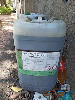 Largo Bordighera (Ct): abbandonati sul marciapiede due fusti di olio esausto