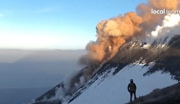 Il risveglio dell'Etna, colonna di cenere di 3 km e colata lavica dal cratere di Sud Est