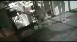 Furto con spaccata a Siracusa: ecco il ladro (poi arrestato) in azione