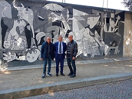 La Guernica sul muro della villa comunale per dire no alla guerra