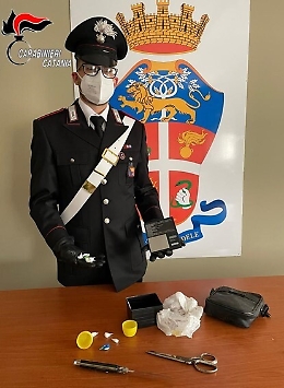 La cocaina nascosta tra i piatti sporchi: nei guai 27enne di Biancavilla