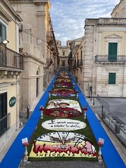 Infiorata di Noto, migliaia di persone e 400mila fiori