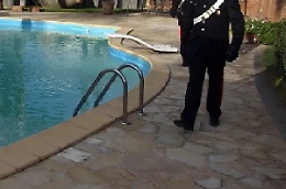 Bimba di due anni cade nella piscina di casa e muore annegata