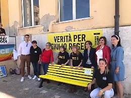 Inaugurata all'Ic Pirandello, guidato da Anna Gangarossa, una panchina gialla in ricordo di Giulio Regeni