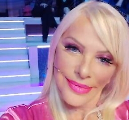 Cicciolina e la proposta "indecente" a Putin: «Ferma la guerra e mi offro per una notte di sesso»