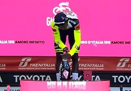 Tappo dello spumante sull'occhio, Girmay finisce in ospedale