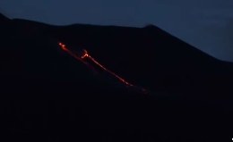 Etna, l'eruzione non si ferma: fronte lavico nella Valle del Bove a quota 2300
