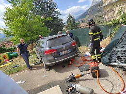 Auto sfonda recinzione e piomba nel giardino di un asilo: bimbi feriti