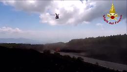 La panchina gigante "calata" dall'elicottero dei vigili al Bosco Ragato