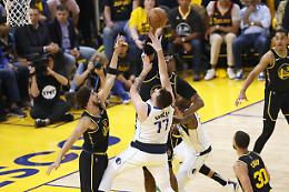 Playoff NBA: in gara 1 Golden State travolge Dallas