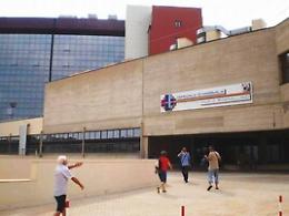 "La salma di suo padre non si trova". E in ospedale le consegnano un altro morto