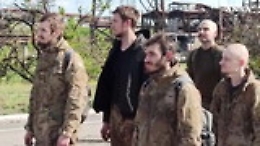 I russi mostrano i prigionieri di Azov come trofei di guerra tra svastiche e tatuaggi