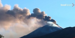 L'Etna, la lava e l'emissione di cenere e fumo: ecco perché il vulcano sta cambiando "pelle"